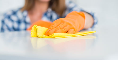 Nettoyer les surfaces avec des Cristaux de Soude