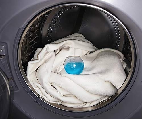 Doser la lessive avec une boule de lavage