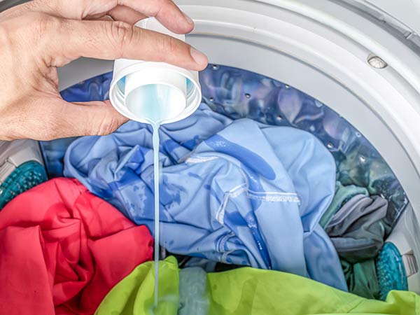 Mettre la lessive directement sur le linge