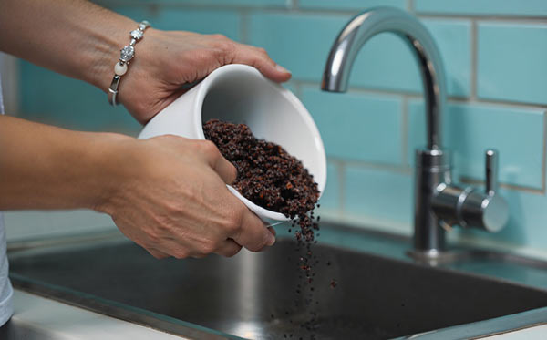 Du Marc de Café pour déboucher l'évier ?